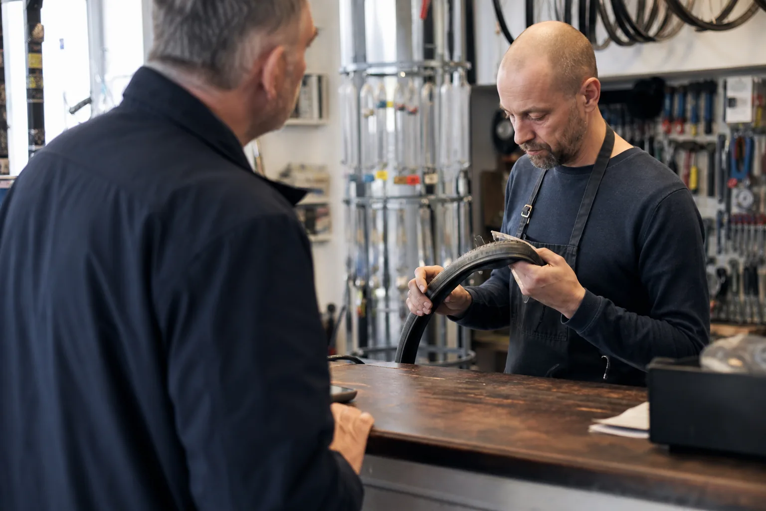 Werk in een Nederlandse winkel of werkplaats. Beeld bij het artikel: Wie draagt de kosten als een gerepareerde fiets binnen de garantietermijn opnieuw stukgaat?
